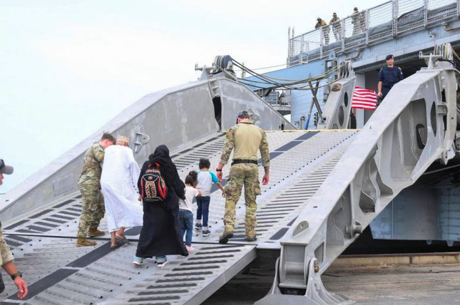 Người Mỹ lên một tàu của Hải quân ở Port Sudan để đi sơ tán. (Ảnh: Reuters)