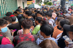 Nghìn fan Campuchia buồn bã vì hụt vé miễn phí xem thầy trò HLV Honda trổ tài
