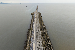 Tin tức trong ngày - Khám phá con đường nhân tạo giữa biển dài nhất Việt Nam