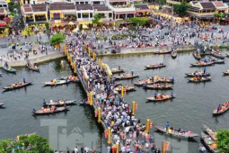 Tin tức trong ngày - Nhìn khác lạ từ trên cao phố cổ Hội An chật kín người trong dịp nghỉ lễ