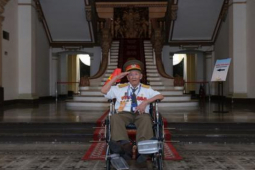 Tin tức trong ngày - Vị khách đặc biệt trong tour tham quan trụ sở HĐND và UBND TP HCM ngày 30-4