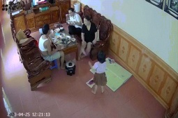 Video: Bé gái tung dép vào giữa mâm cơm và pha xử lý nhanh như chớp...