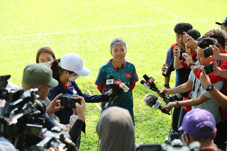 Huỳnh Như trả lời phỏng vấn giới truyền thông