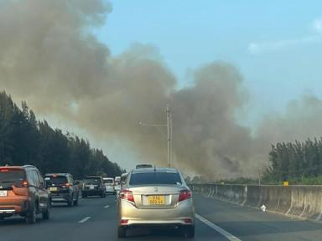 Tin tức trong ngày - Cháy cỏ khô, khói bay phủ đen cả đoạn cao tốc Trung Lương-TPHCM