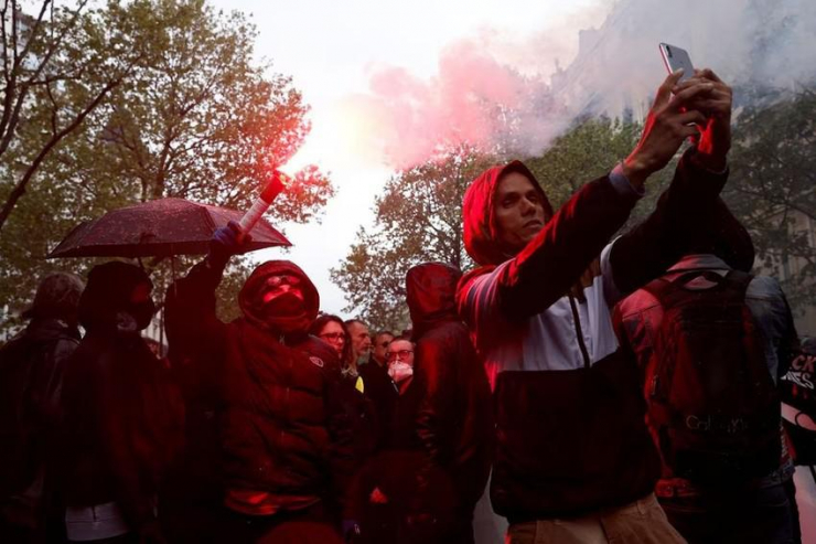 Biểu tình chống lại luật cải cách tăng tuổi ở thủ đô Paris (Pháp) ngày 1-5. Ảnh: REUTERS