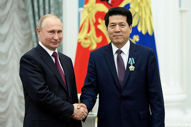 Ông Lý Huy chụp ảnh với Tổng thống Nga Vladimir Putin khi ông còn là đại sứ Trung Quốc tại Nga. Ảnh: TÂN HOA XÃ