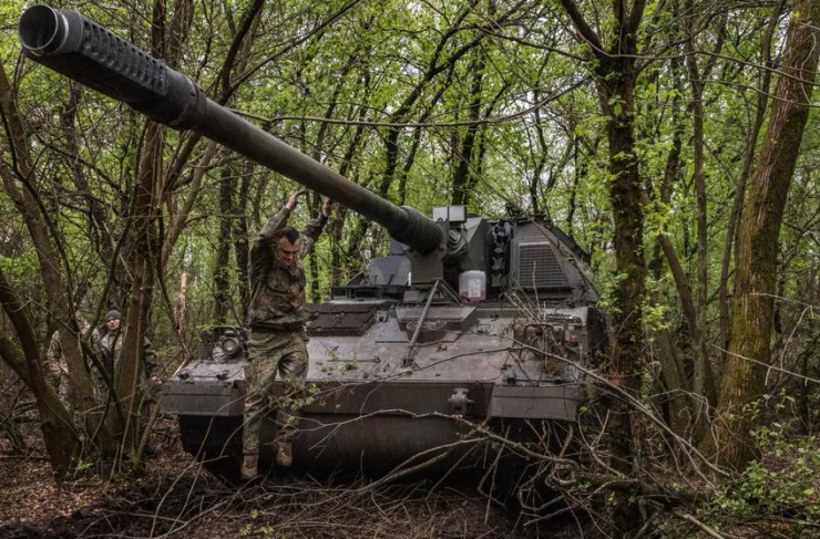 Lính Ukraine nhảy từ khẩu pháo tự hành Panzerhaubitze ở trên chiến trường thuộc tỉnh Zaporizhzhia. Ảnh: THE NEW YORK TIMES