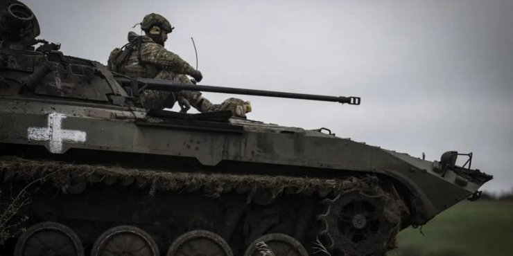 Binh sĩ Ukraine chiến đấu gần tiền tuyến ở tỉnh Zaporizhia ngày 20-4. Ảnh: GETTY IMAGES