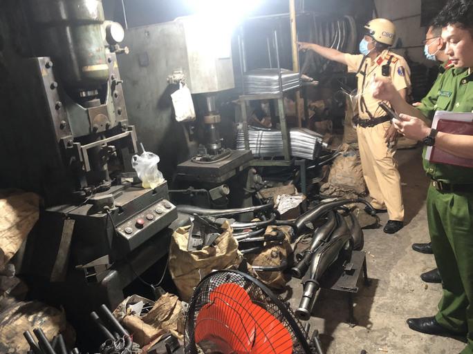 Lực lượng chức năng kiểm tra một cơ sở nghi "độ xe"