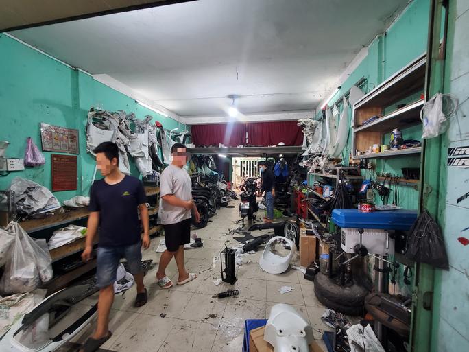 Một cơ sở sửa xe bị kiểm tra