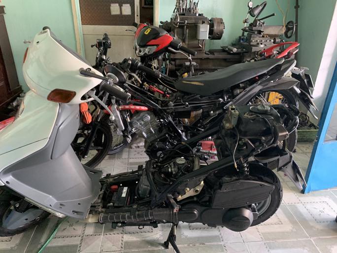 Nhiều xe máy bị thay đổi kết cấu được phát hiện tại các điểm kinh doanh sửa chữa xe máy