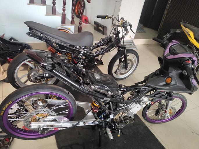 Cận cảnh Công an TP HCM tổng kiểm tra "lò độ xe" - 3