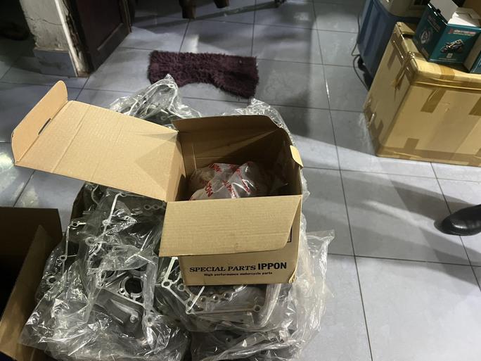 Cận cảnh Công an TP HCM tổng kiểm tra "lò độ xe" - 6