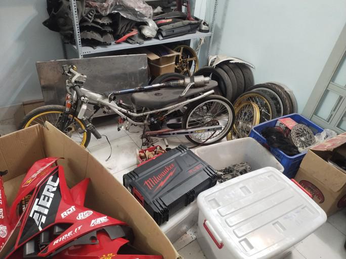 Cận cảnh Công an TP HCM tổng kiểm tra "lò độ xe" - 5