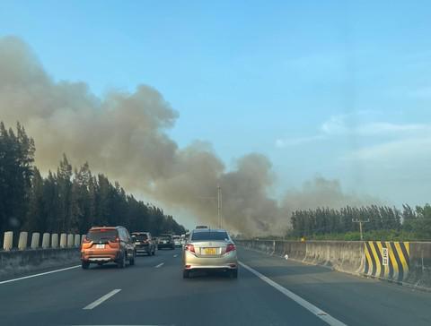 Khu vực có vụ cháy gây mịt mù trên cao tốc.