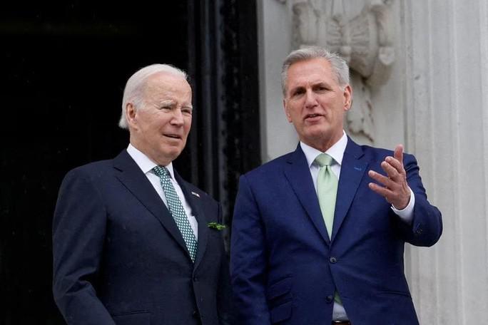 Tổng thống Mỹ Joe Biden và Kevin McCarthy trong một cuộc gặp vào ngày 17-3 - Ảnh: REUTERS