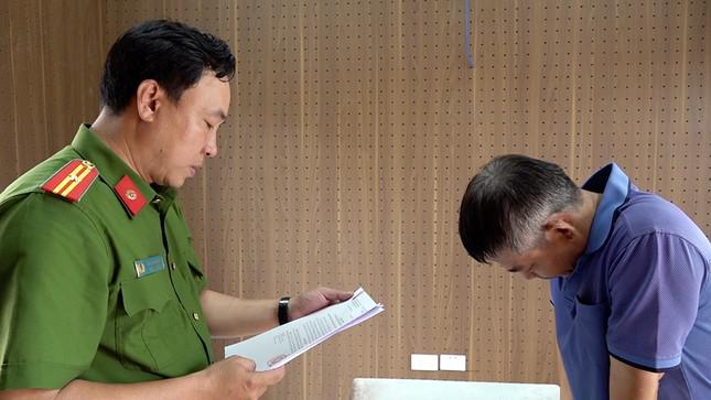 Lực lượng Công an tống đạt các Quyết định và Lệnh đối với bị can Lê Văn Trường. Ảnh: Công an cung cấp.