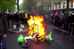 Thế giới - VIDEO: Biểu tình phản đối tuổi hưu biến thành bạo lực ở Pháp trong ngày Quốc tế Lao động