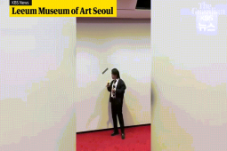 Phi thường - kỳ quặc - VIDEO: Cậu sinh viên ăn mất quả chuối trong tác phẩm nghệ thuật trị giá 120.000 USD