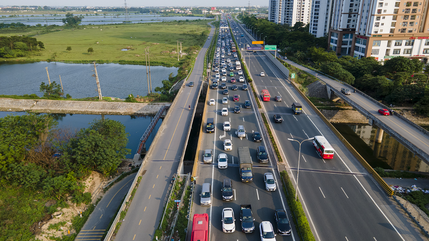 Để tránh sự ùn tắc như trước ngày nghỉ lễ, nhiều người dân đã quyết định quay trở lại Hà Nội sớm hơn 1 ngày để nghỉ ngơi, khiến giao thông chiều 2/5 tại cửa ngõ phía Nam ùn ứ kéo dài hàng km.