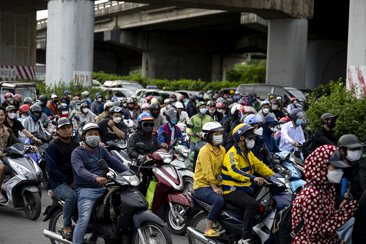 Trong khi nhiều người đi xe khách để trở lại thành phố thì có rất nhiều dân lựa chọn đi xe máy để tránh tình trạng chen chúc tại bến xe.