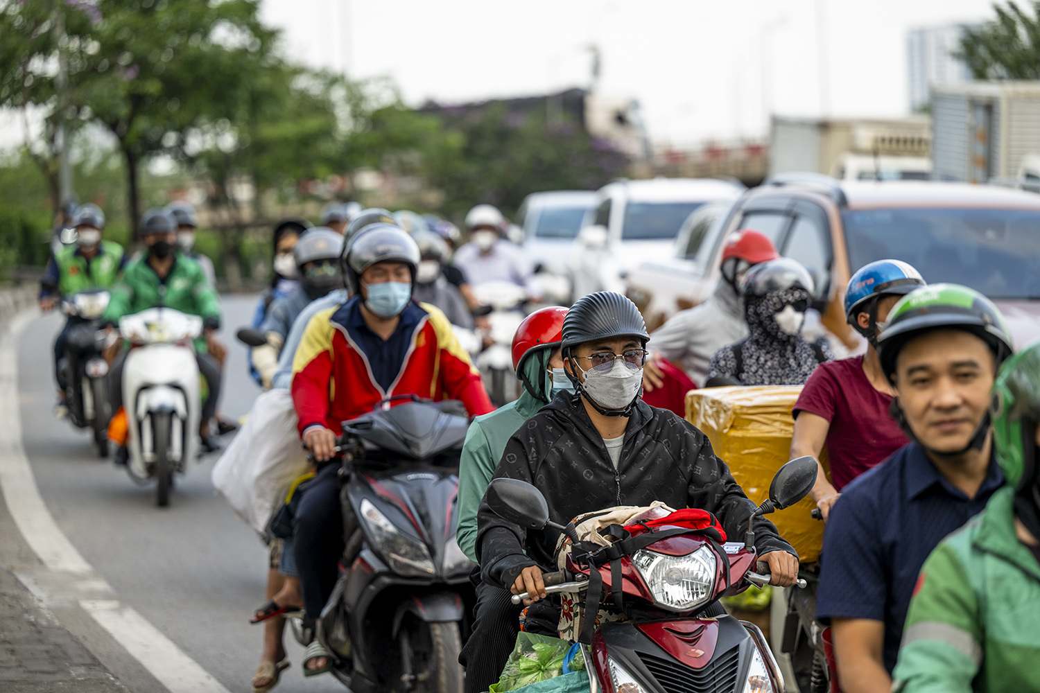 Người dân lỉnh kỉnh mang đồ đạc từ quê lên Hà Nội.