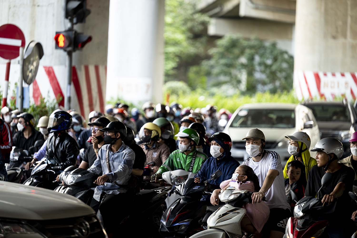 Nhiều gia đình mang theo con nhỏ cùng với hành lý nặng di chuyển quãng đường dài.