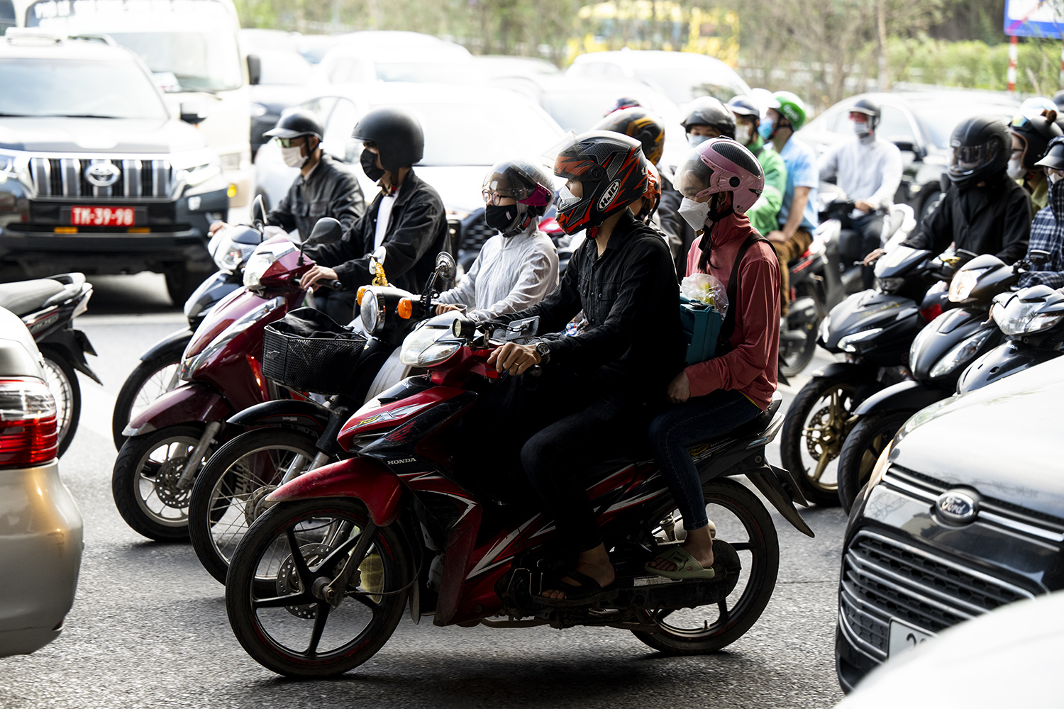 Tắc đường cùng nắng gắt cuối chiều khiến nhiều người mệt mỏi.