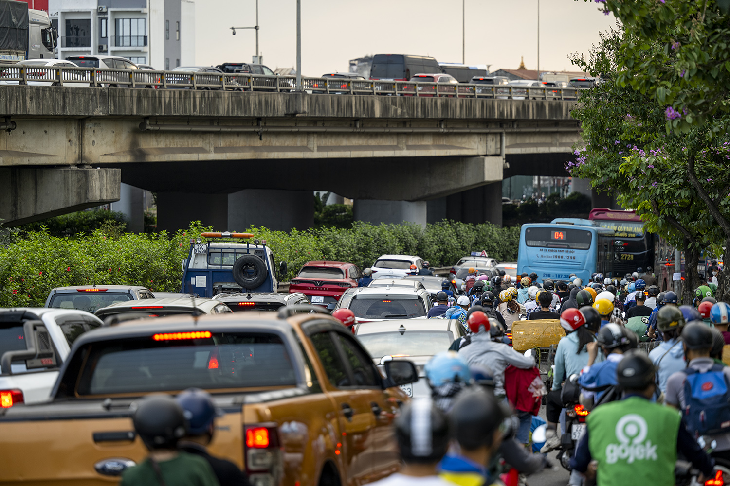 Trở lại Thủ đô sớm 1 ngày, người dân vẫn không thoát cảnh ùn tắc - 15