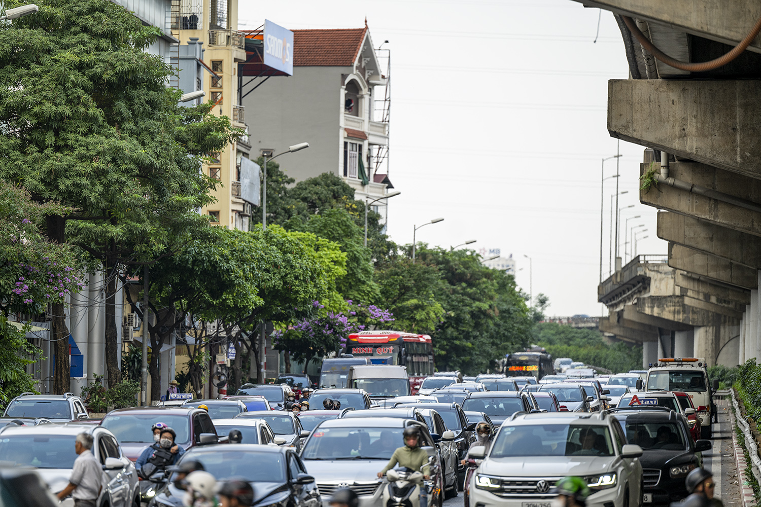 Càng về chiều tối lượng phương tiện càng đông, đoạn qua bến xe Nước Ngầm lưu lượng phương tiện dày đặc cả trên vành đai 3 và dưới thấp.