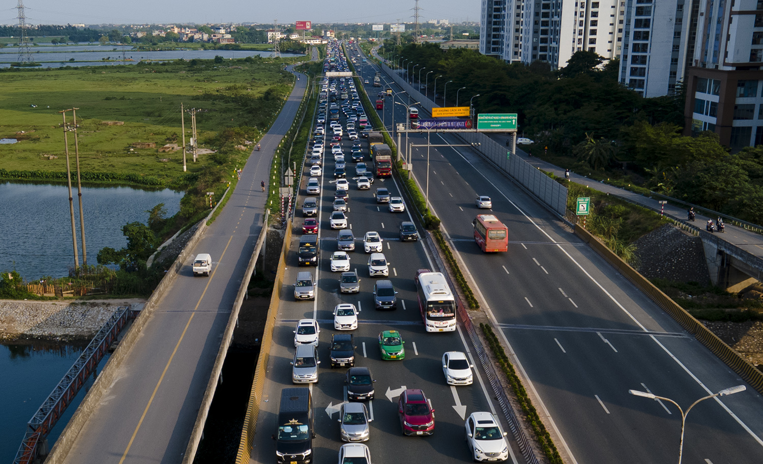 Tắc đường xảy ra tại làn đường hướng về trung tâm Hà Nội và kéo dài về phía xã Tứ Hiệp, huyện Thanh Trì.