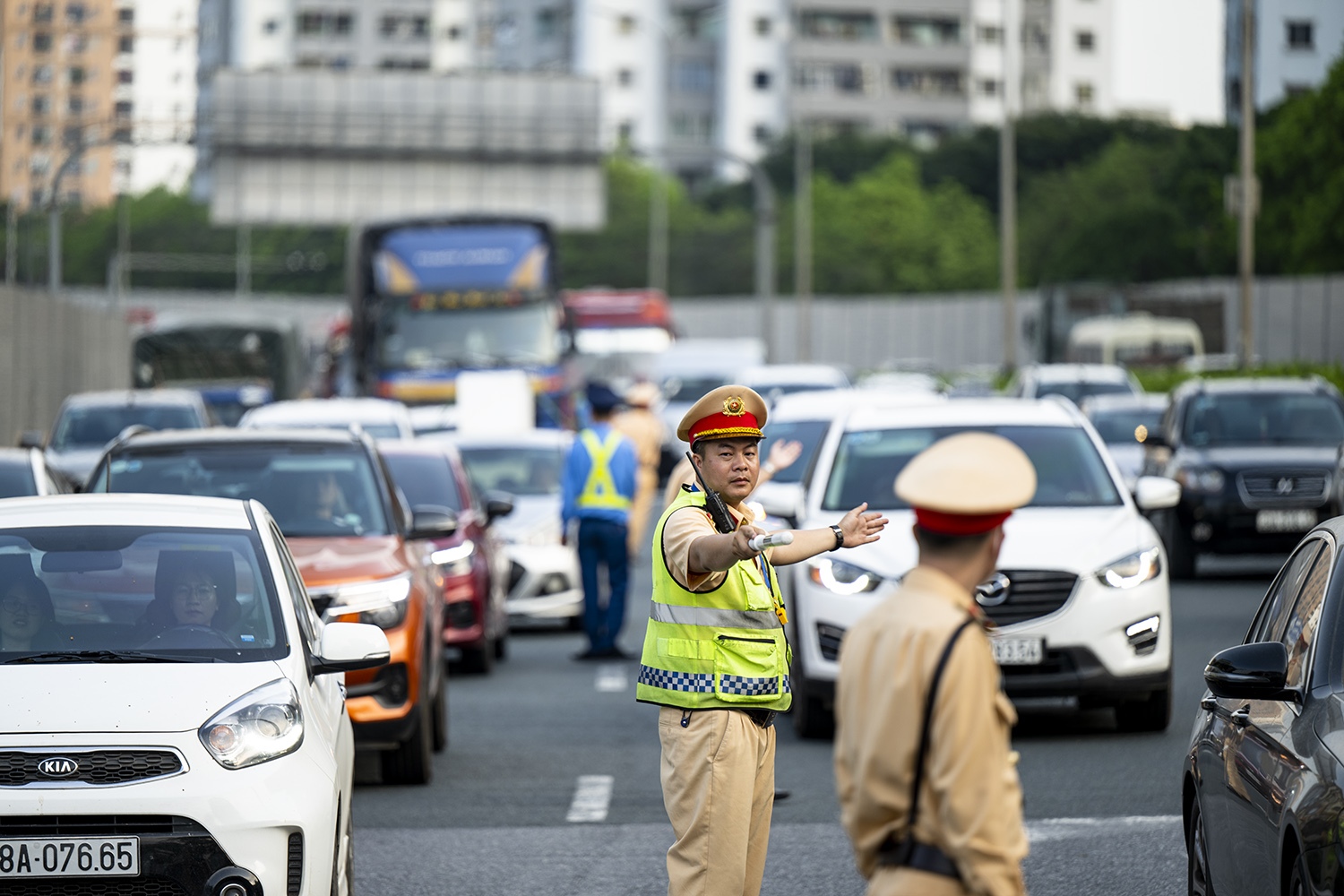 Đội 3 (Cục CSGT) đã cử lực lượng phân luồng tại điểm cuối cao tốc.