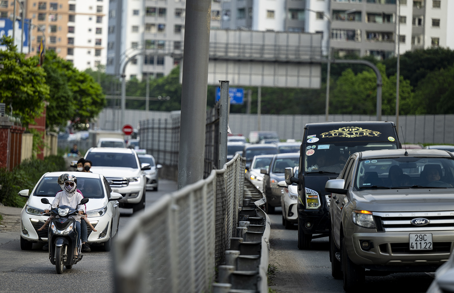 Tại nút ra cao tốc Pháp Vân - Cầu Giẽ hướng vào đường gom Pháp Vân, nhiều phương tiện từ cao tốc dồn về liên tục khiến giao thông ở đây hỗn loạn.