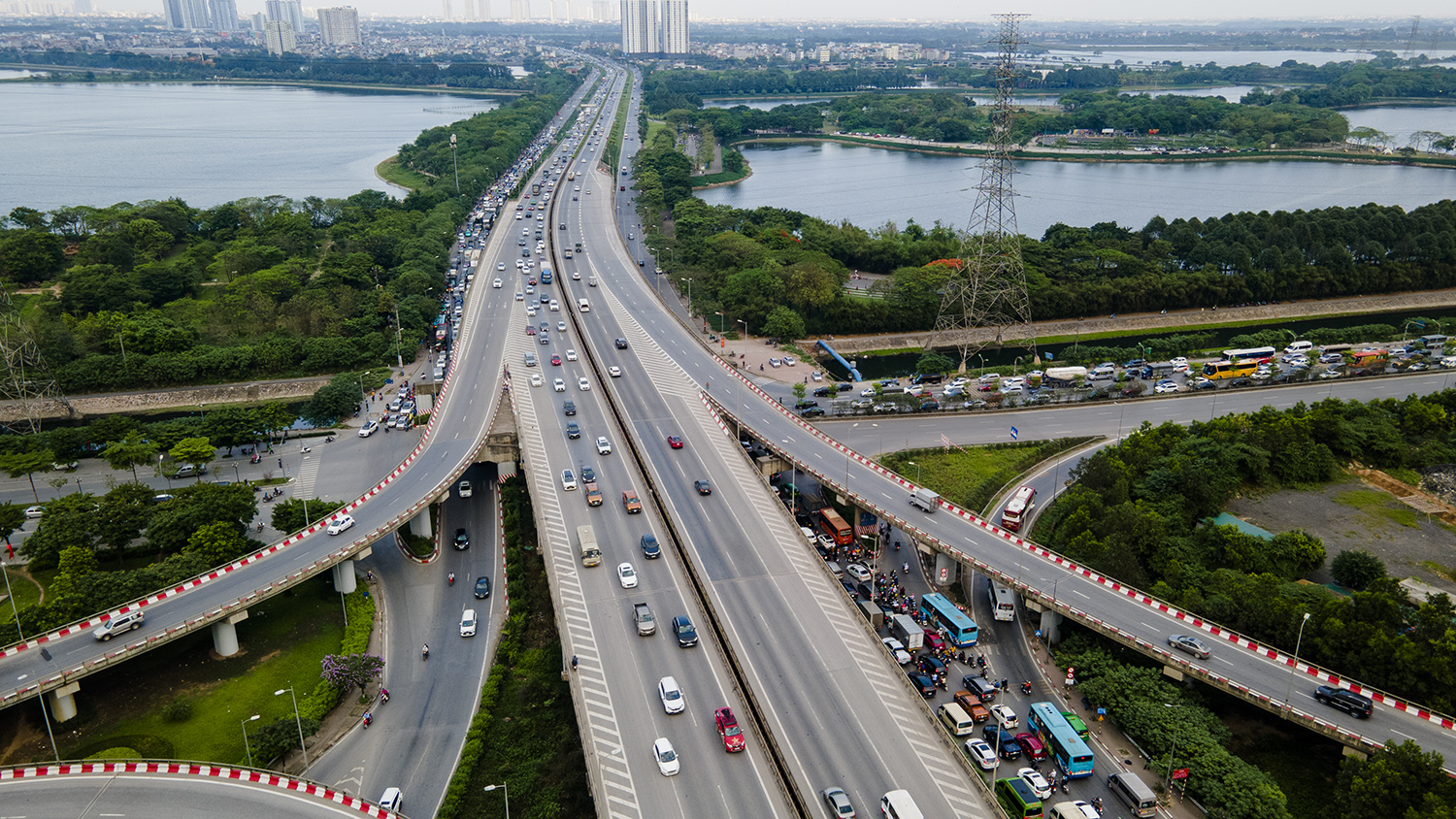 Tại tuyến đường vành đai 3 trên cao từ công viên Yên Sở đến nút giao Pháp Vân, lượng xe lớn dồn về khiến giao thông tại đây bắt đầu có dấu hiệu ùn ứ, các phương tiện di chuyển khó khăn.