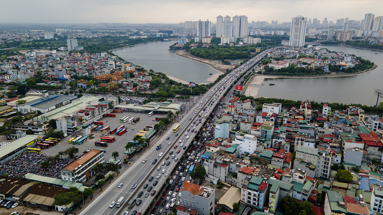 Hàng dài ô tô nối đuôi nhau di chuyển chậm hướng về trung tâm Thủ đô