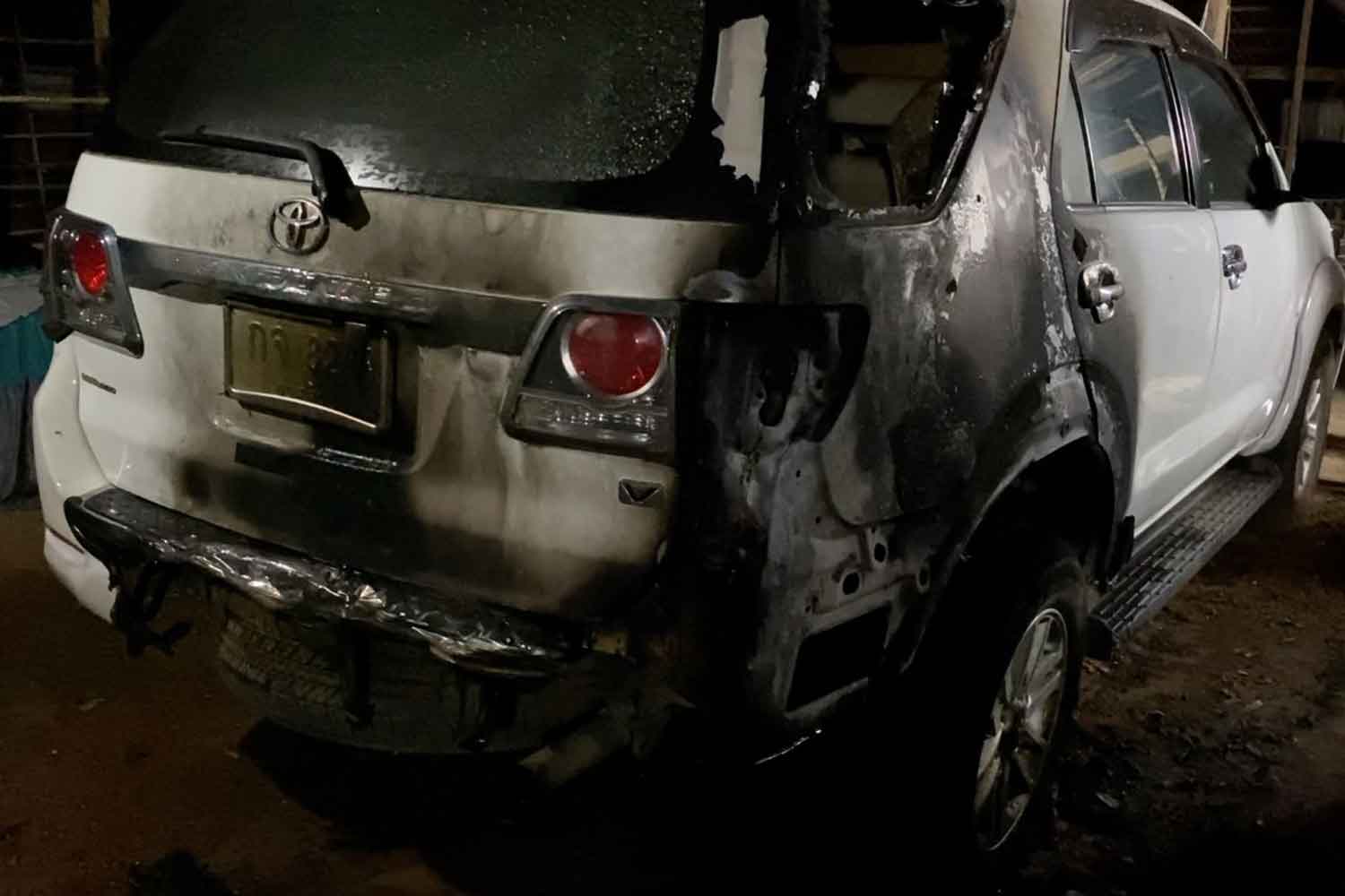 Chiếc xe bị đốt phá của nạn nhân Jumrus Doljue.