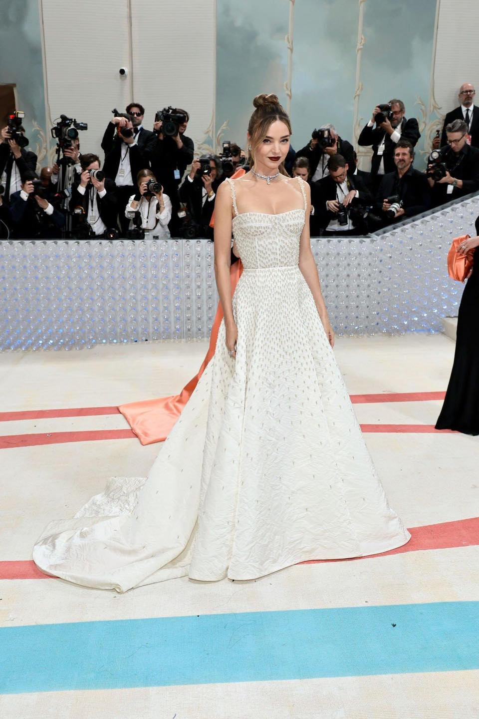 Siêu mẫu Miranda Kerr yêu kiều như công chúa với chiếc váy cúp ngực của Dior.&nbsp;