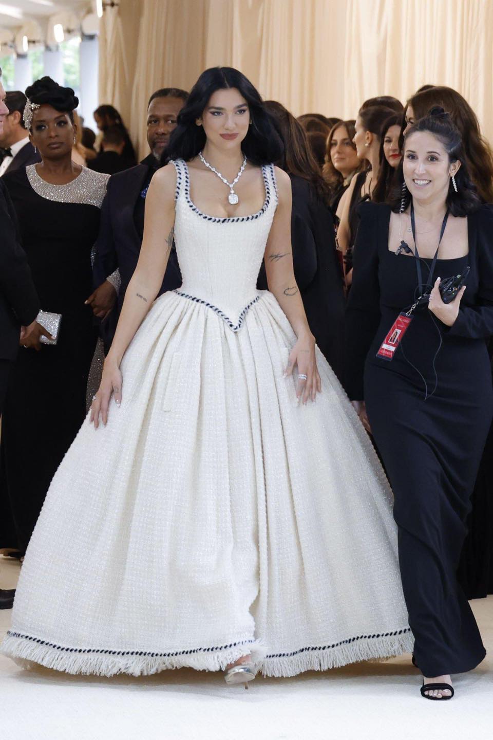 Nữ ca sĩ Dua Lipa&nbsp;diện váy Chanel Couture 1992, đeo trên mình trang sức Tiffany White Diamond. Cô nàng xinh lộng lẫy như nàng công chúa.