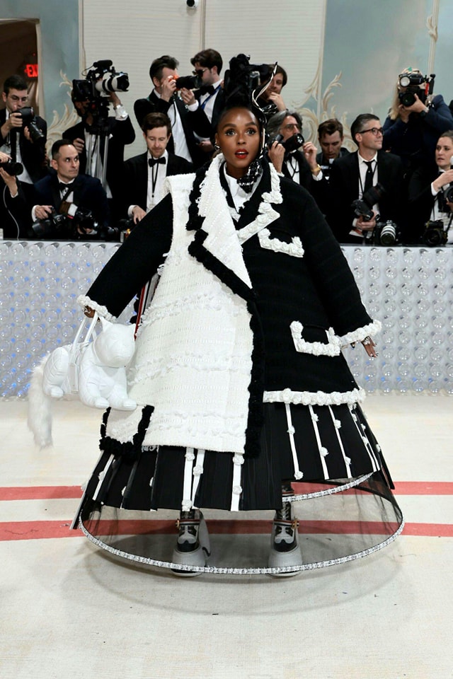 Nữ ca sĩ Janelle Monáe bị chê hài hước, kém duyên&nbsp;với bộ đồ quá khổ của Thom Browne.