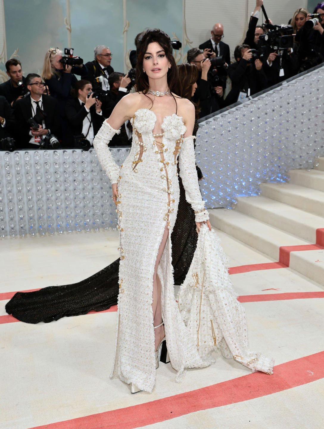 Anne Hathaway xứng danh nữ hoàng tại Met Gala năm nay với bộ cánh từ Versace Atelier cùng sắc vóc điểm 10.&nbsp;