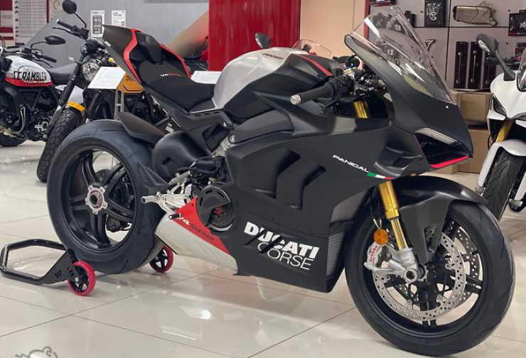 9.&nbsp;Ducati Panigale V4 SP2 có giá đề xuất 40.495 USD (950,2 triệu đồng), là dòng xe mô tô lá cờ đầu của nhà sản xuất Ducati. Mẫu xe này có công suất tối đa 210 mã lực và trang bị hàng loạt các thành phần cao cấp.&nbsp;