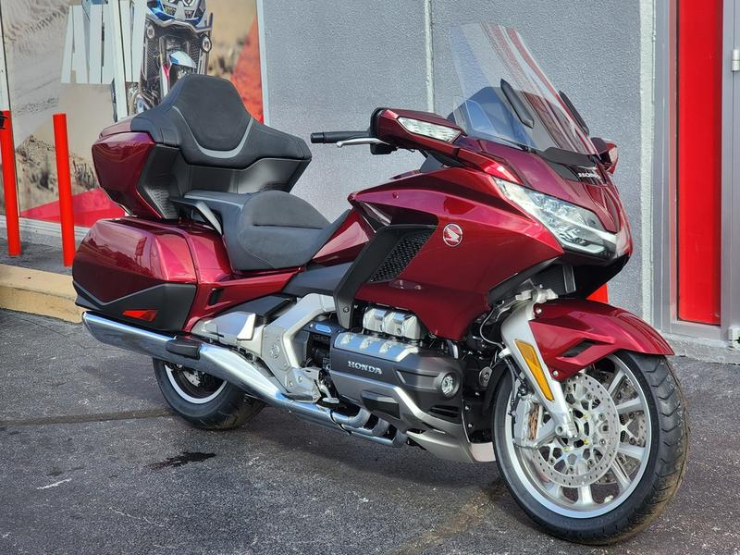10.&nbsp;Honda Gold Wing Tour có giá khởi điểm 28.600 USD (khoảng 671 triệu đồng), trang bị động cơ 1.832cc, cho công suất tối đa 125 mã lực. Mẫu xe này còn được mệnh danh là chuyên cơ mặt đất, đem lại khả năng hành trình tuyệt vời.&nbsp;&nbsp;