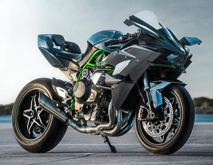 6. Kawasaki Ninja H2 R có giá bán 57.500 USD (khoảng 1,35 tỷ đồng), sở hữu động cơ mạnh mẽ, với công suất tối đa 310 mã lực và vận tốc cực đại nhanh chóng mặt 400 km/h.&nbsp;&nbsp;