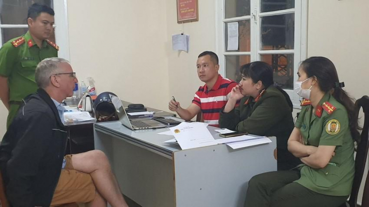 Các đơn vị nghiệp vụ công an tỉnh Lâm Đồng đang lấy lời khai của Kenter JacoBus Johansen. Ảnh: CACC