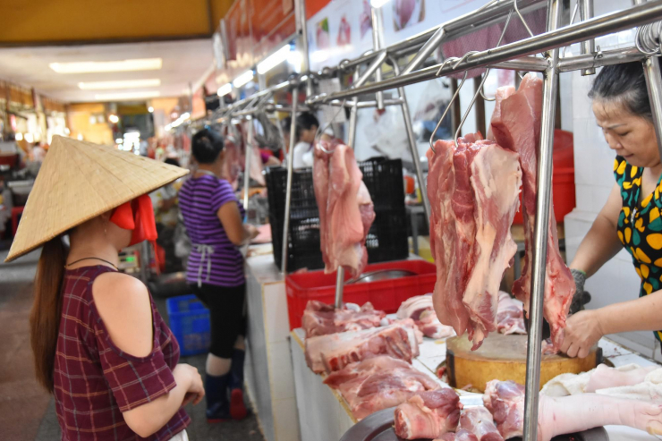 Giá thịt hơi tăng trở lại nhưng người dân vẫn không phấn khởi vì giá thức ăn chăn nuôi còn cao, chưa thể mang lại lợi nhuận. Ảnh: Báo Người Lao Động.