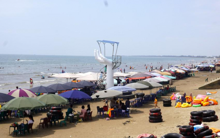 Ghi nhận của PLO chiều 2-5, lượng du khách đến tắm biển Hải Tiến, Hoằng Hóa (Thanh Hóa) vẫn khá đông.