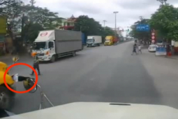 Clip: Nhanh vài giây, xe đầu kéo container gây họa cho lái xe máy