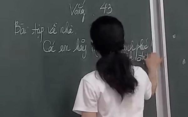 Cô giáo viết bài tập về nhà lên bảng.