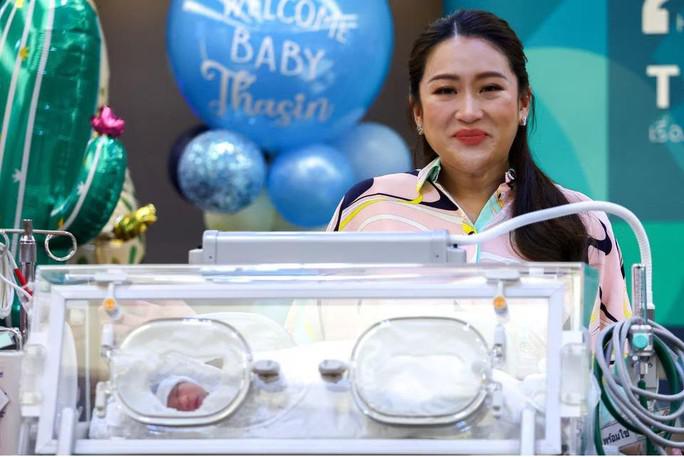 Con gái ông Thaksin xuất hiện bên đứa con sơ sinh đang nằm trong lồng ấp - Ảnh: REUTERS