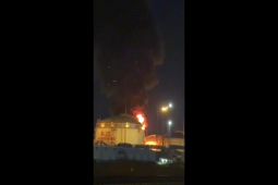 Video: Kho dầu Nga nằm gần cầu Crimea cháy dữ dội, nghi do UAV tấn công